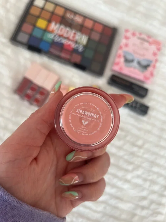 Makeup Bundle — Eyeshadow, lippies, lashes - Picture 8 of 8